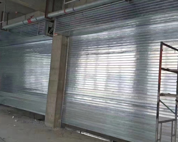 學(xué)府智能停車樓防火門，防火卷簾，快速門，擋煙垂壁施工現(xiàn)場